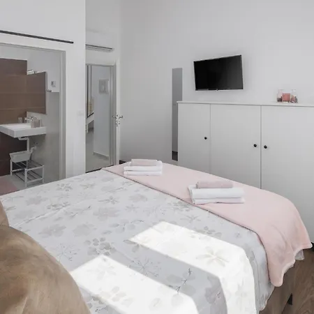 3 Bedroom Gorgeous In Semesterbostad