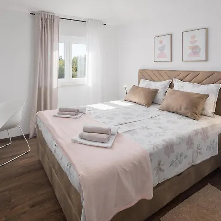 3 Bedroom Gorgeous In Semesterbostad Roial