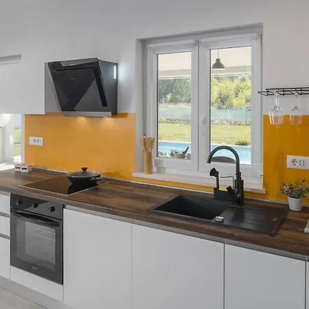 3 Bedroom Gorgeous In Roial