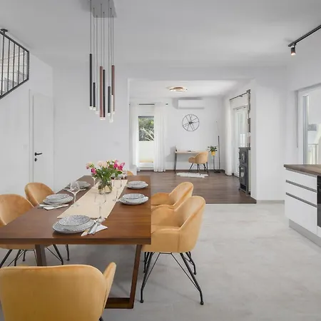 3 Bedroom Gorgeous In Semesterbostad