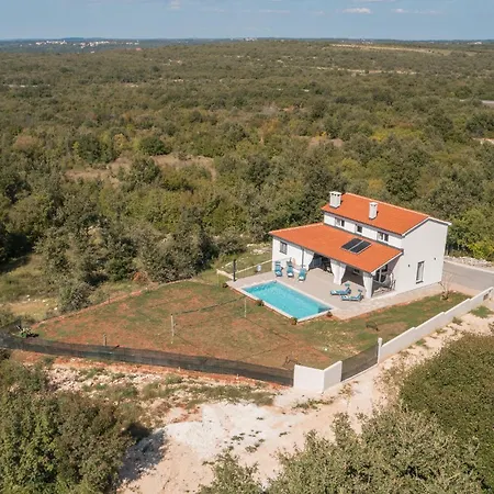 3 Bedroom Gorgeous In Semesterbostad Roial