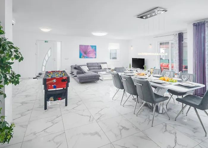 3 Bedroom Gorgeous In 펜션 풀라