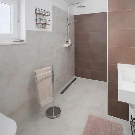 3 Bedroom Gorgeous In * Jural