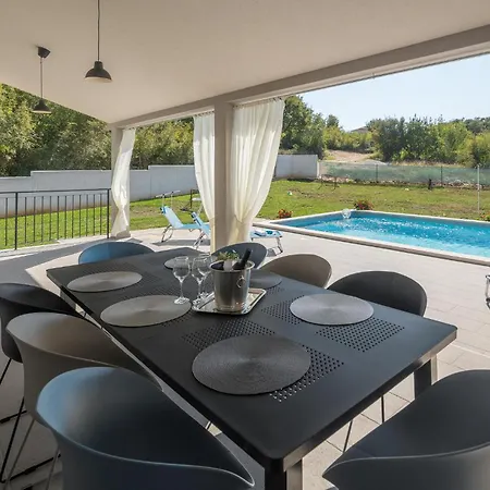 3 Bedroom Gorgeous In Jural